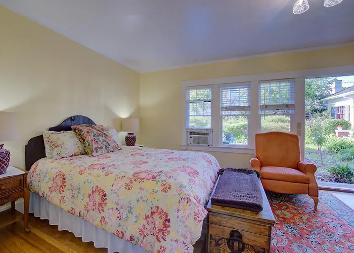 Secret Garden Inn & Cottages