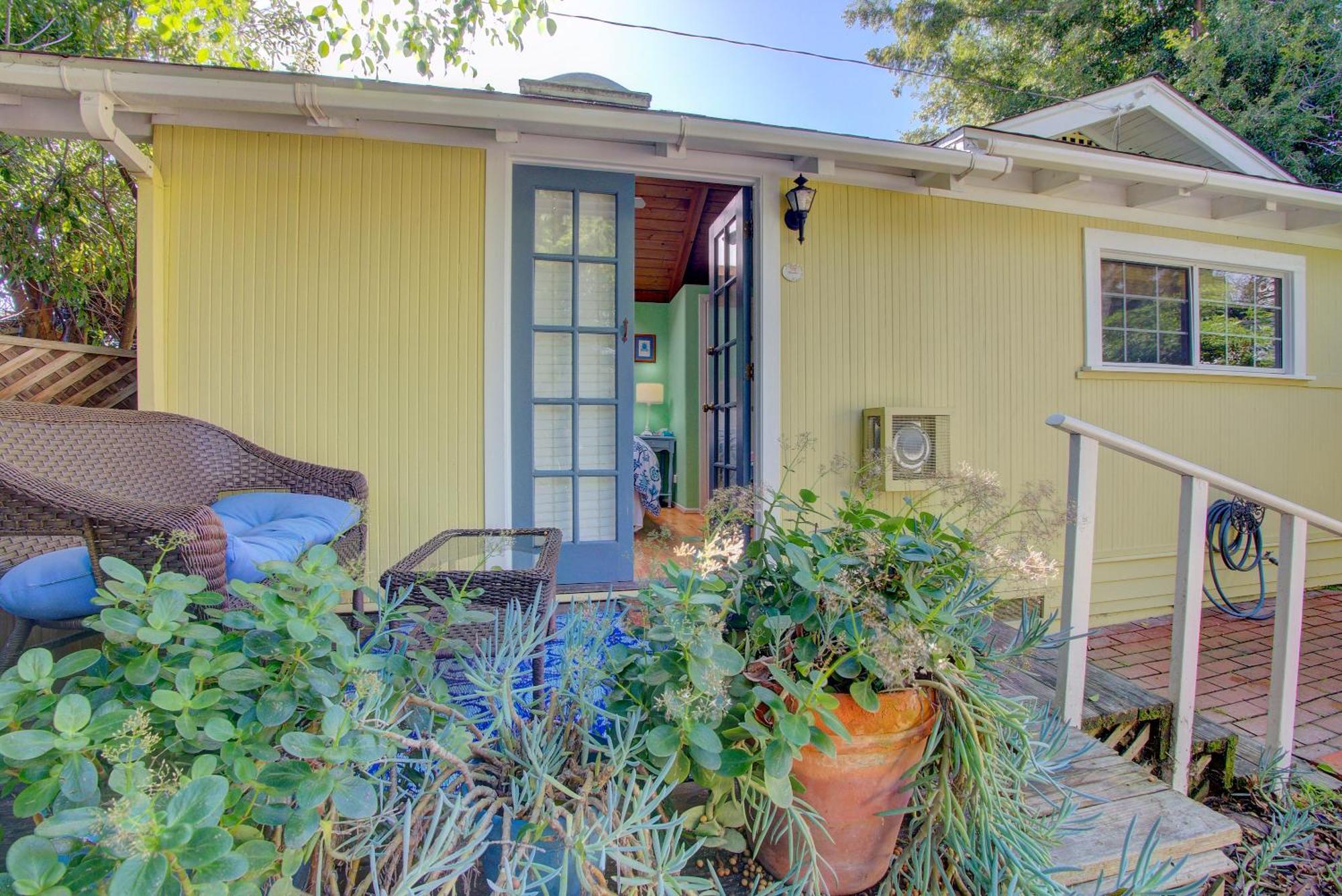 Secret Garden & Bed and breakfast 2*