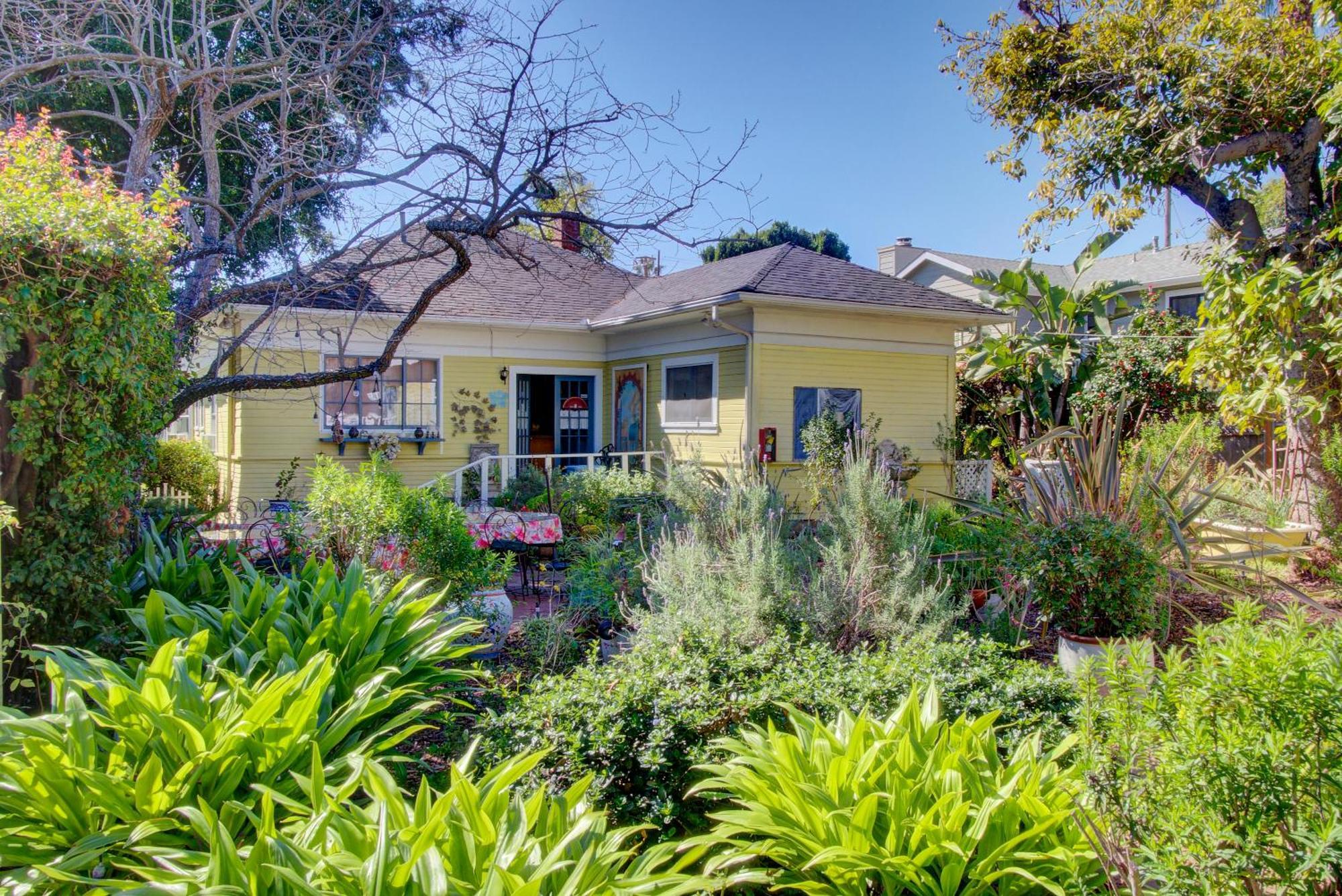Secret Garden & Bed and breakfast 2*